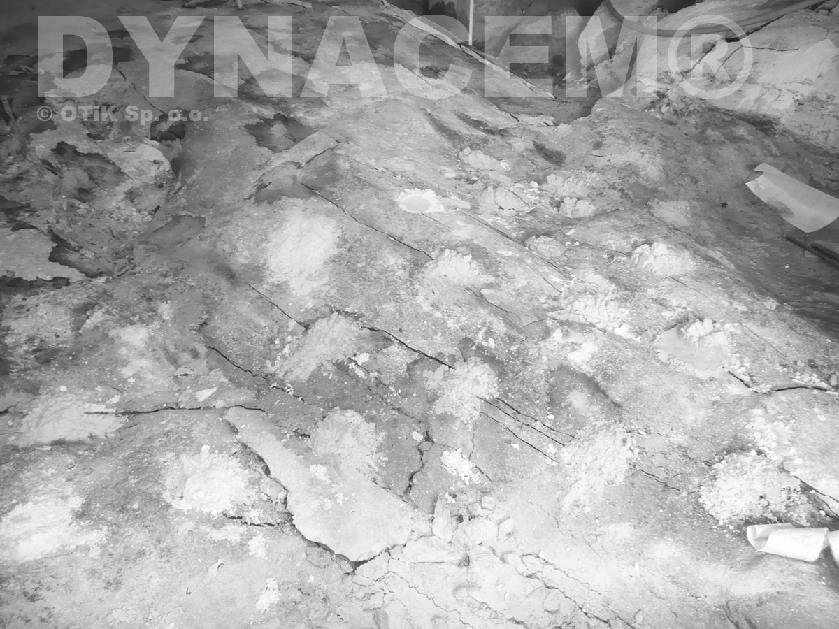 3. Fels sprengen und entfernen aus dem Keller. Der Quellsprengstoff Dynacem verwendet worden, um Erschuetterungen auszuschliessen und um die Laermemission zu reduzieren